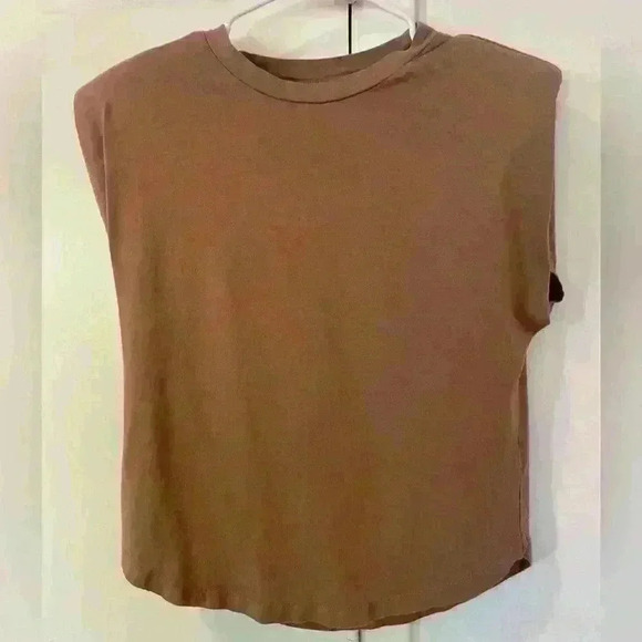 Good American Strong Shoulder Tee in Brown, Size 1 (small/medium) - Picture 2 of 5